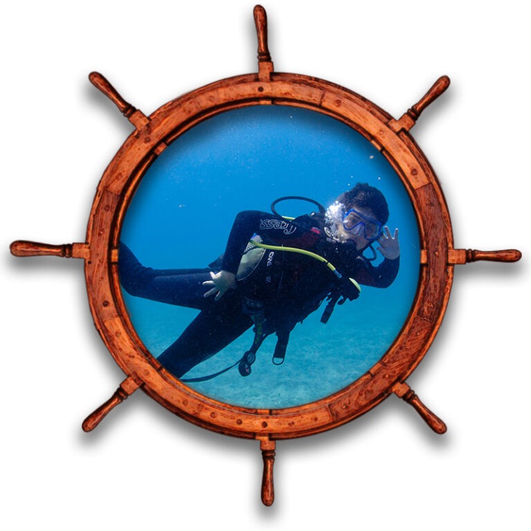 Buceador posando para fotografía submarina en centro de buceo Tenerife Sur Las Galletas