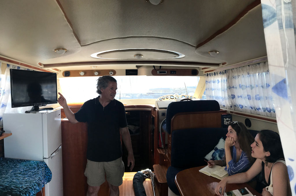 Briefing en salon de barco yate de centro de buceo en Tenerife Sur Las Galletas y La Gomera