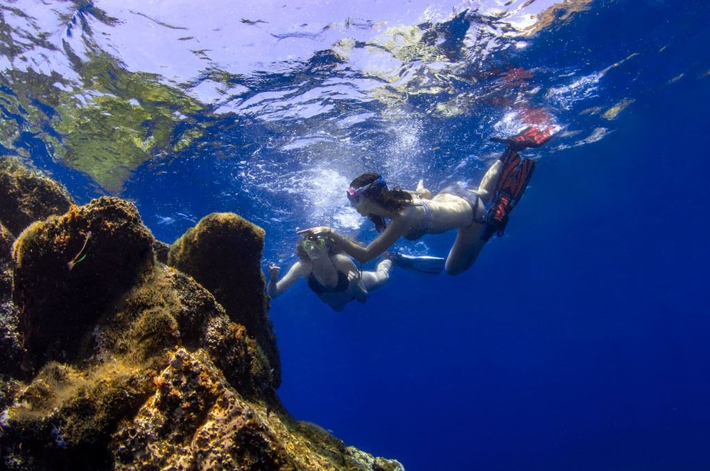 Chicas practicando snorkel desde barco yate en Tenerife Sur Las Galletas y La Gomera