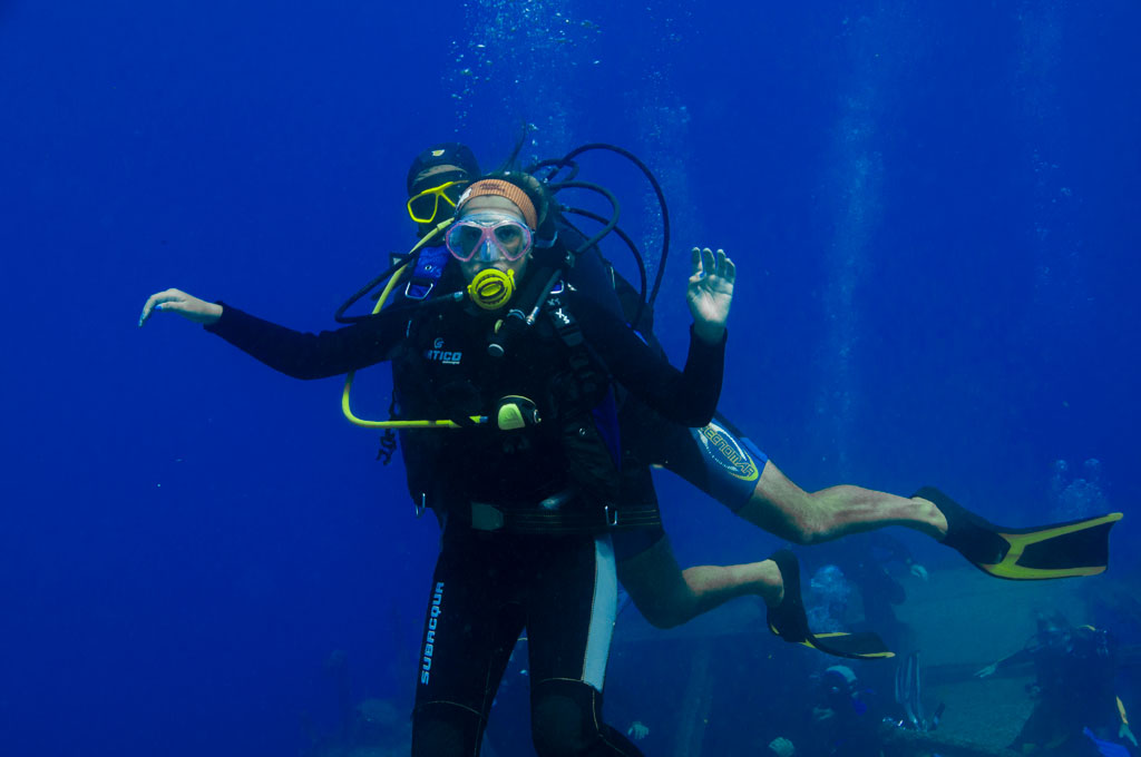 Bautismo de buceo con instructor y chica en Tenerife Sur Las Galletas y La Gomera
