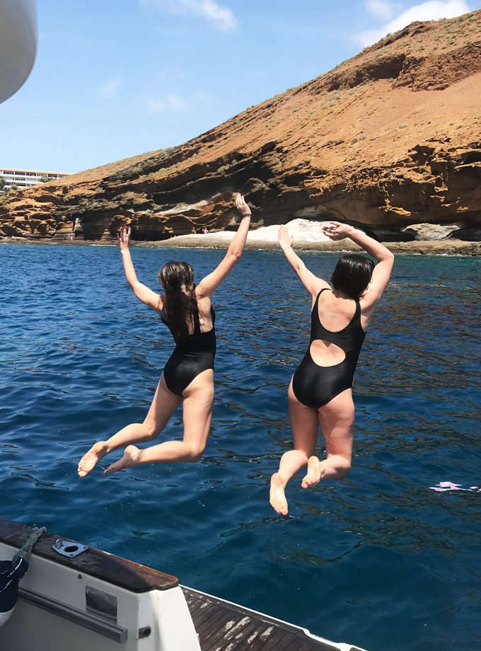 Actividades si no buceas en barco yate Tenerife Sur a La Gomera - Dos chicas saltando al agua