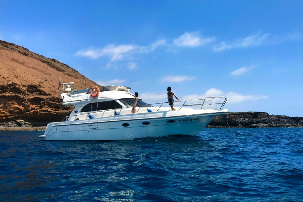 Chicos en Montaña Amarilla desde barco yate de buceo en Tenerife Sur Las Galletas