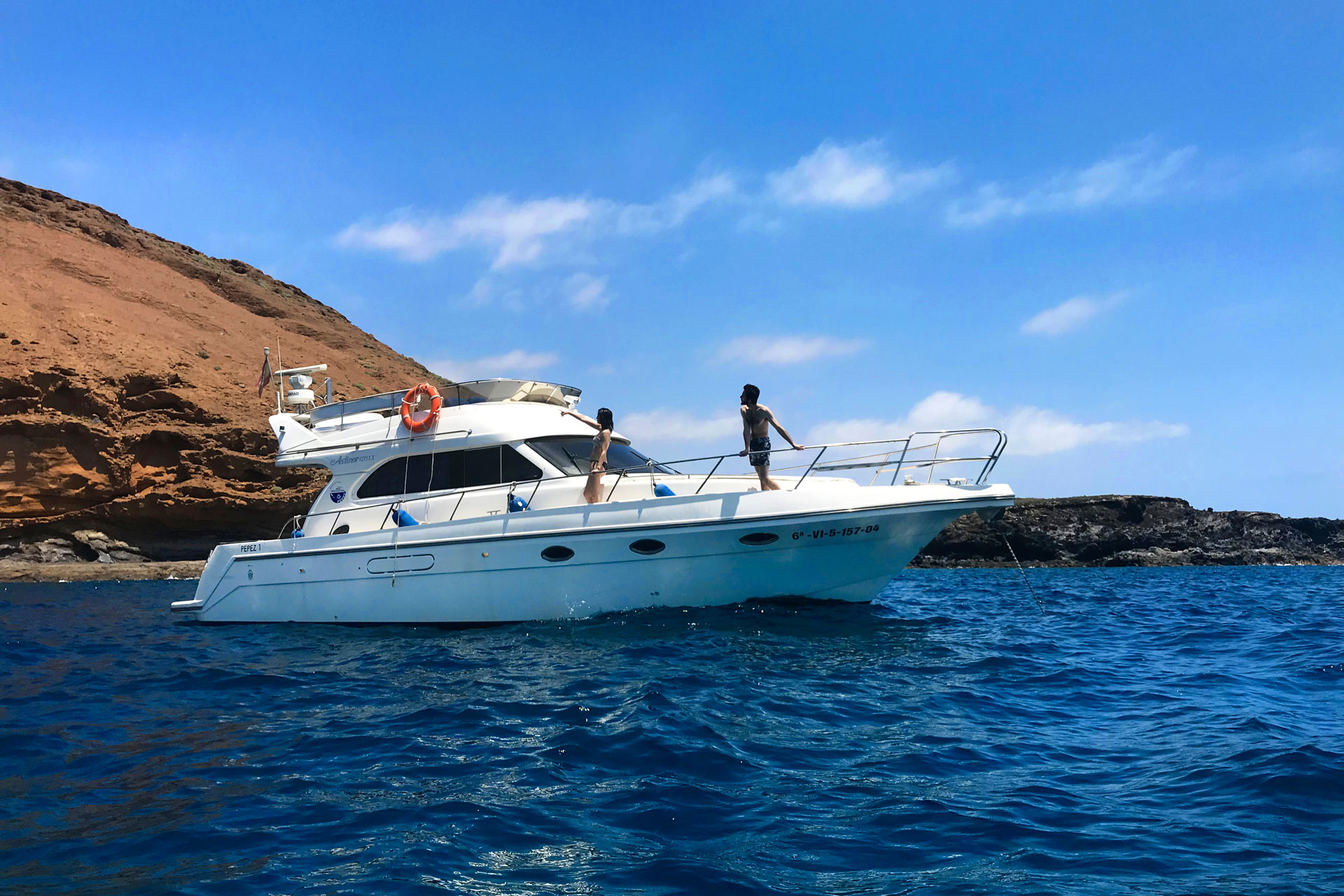 Chicos en Montaña Amarilla desde barco yate de buceo en Tenerife Sur Las Galletas
