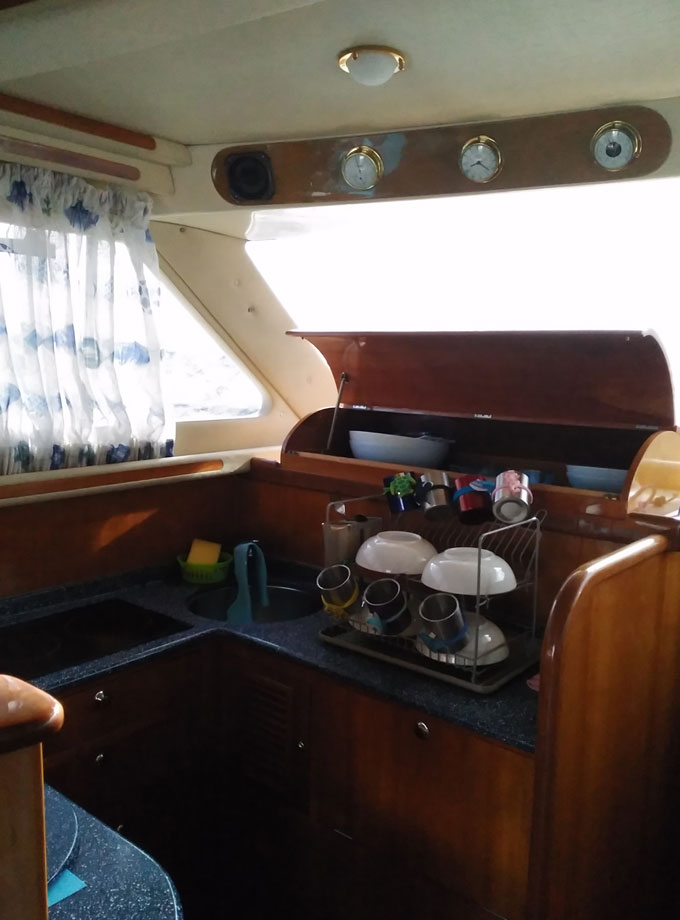Cocina nevera y salon en barco yate - centro de buceo en Tenerife Sur Las Galletas y La Gomera