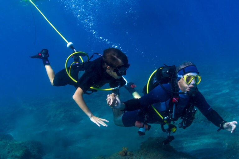 Niño con guia practicando sistema Peter Diving - Iniciacion al buceo en Tenerife Sur Las Galletas