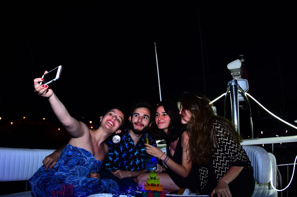 Reunion privada de amigos y empresa en barco yate desde Tenerife Sur Las Galletas y La Gomera